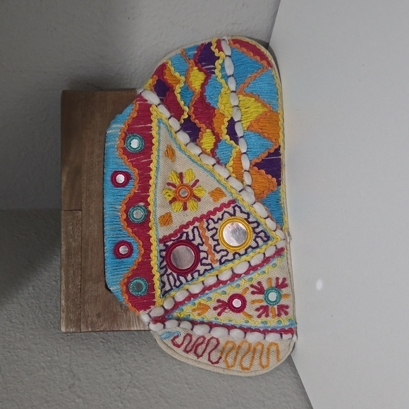 NWOT BEADED SUNBURST WOODEN HANDLE CLUTCH colorful - Picture 2 of 4